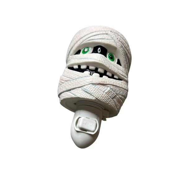 Scentsy Under Wraps White Skeleton Mummy Halloween Horror Plug in Wax Warmer - Picture 2 of 8
